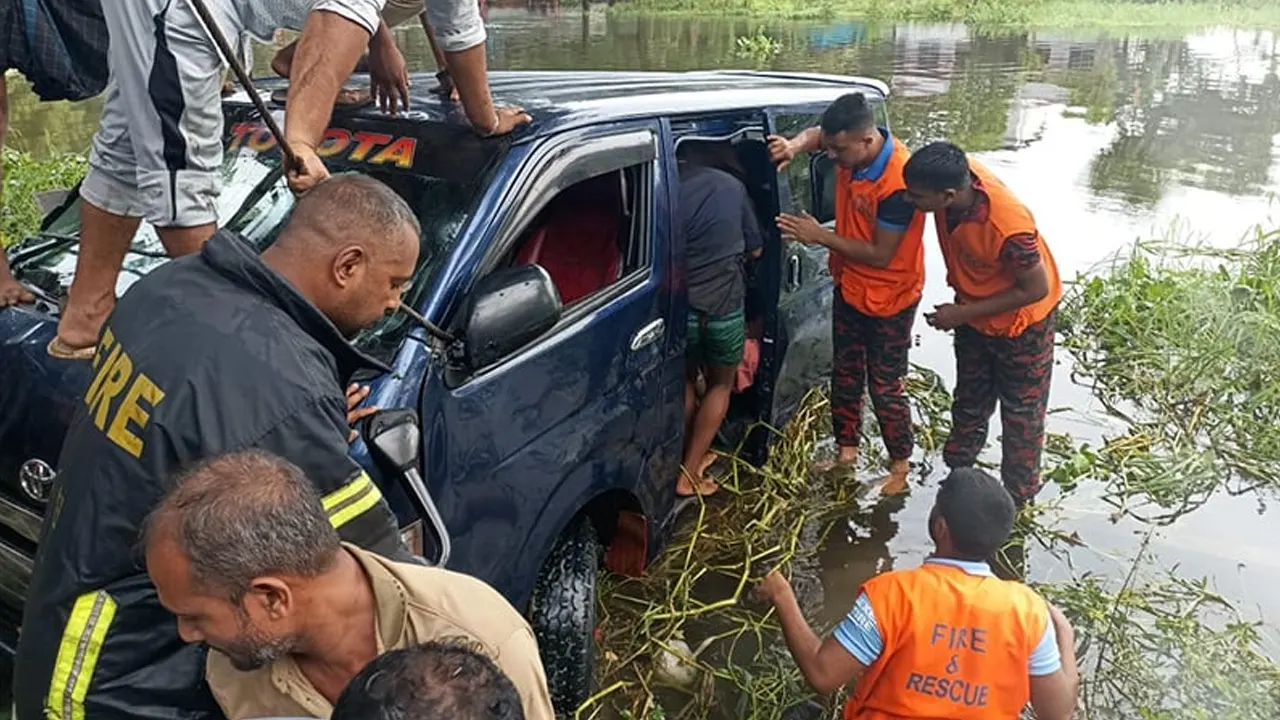 নোয়াখালীর বেগমগঞ্জে একটি যাত্রীবাহী মাইক্রোবাস নিয়ন্ত্রণ হারিয়ে খালে পড়ে যায়। ছবি : সংগৃহীত