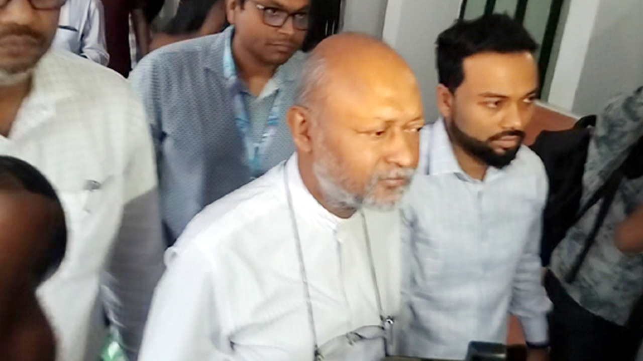 আদালত প্রাঙ্গণে নাজমুল আহসান কলিমুল্লাহ। ছবি : সংগৃহীত
