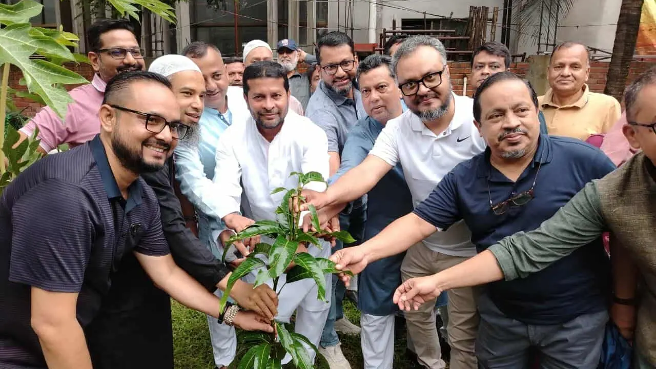 রাজধানীর উত্তরা ৭ নম্বর সেক্টর কল্যাণ সমিতির পার্কে আয়োজিত বৃক্ষরোপণ কর্মসূচিতে অংশ নিয়ে কথা বলেন এম কফিলউদ্দিন আহমেদ। ছবি : কালবেলা