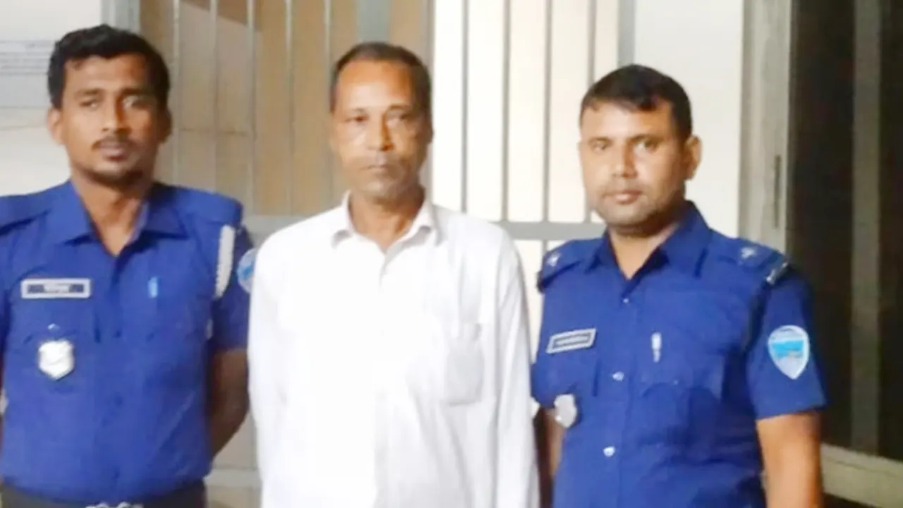তেইশ বছর পলাতক থাকা জসিম উদ্দিনকে গ্রেপ্তার করে পুলিশ। ছবি : কালবেলা