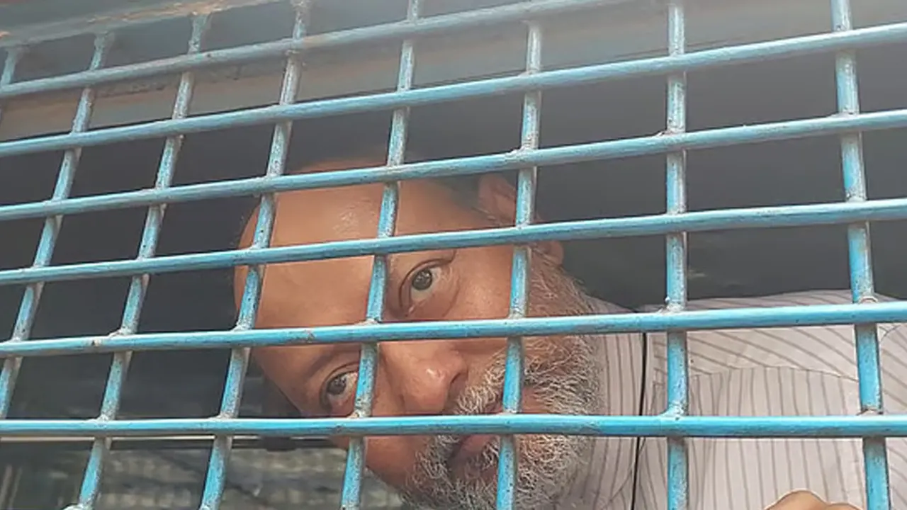 প্রিজনভ্যানে অধ্যাপক নাজমুল আহসান কলিমুল্লাহ। ছবি : সংগৃহীত