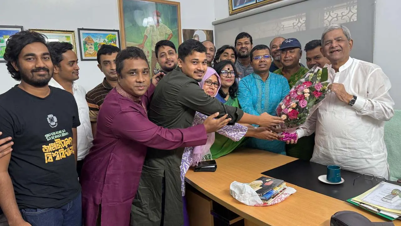 বিএনপির মহাসচিব মির্জা ফখরুল ইসলাম আলমগীরের সঙ্গে সৌজন্য সাক্ষাৎ ও মতবিনিময় করেন ঠাকুরগাঁও সাংবাদিক ফোরাম, ঢাকার সদস্যরা। ছবি : সংগৃহীত
