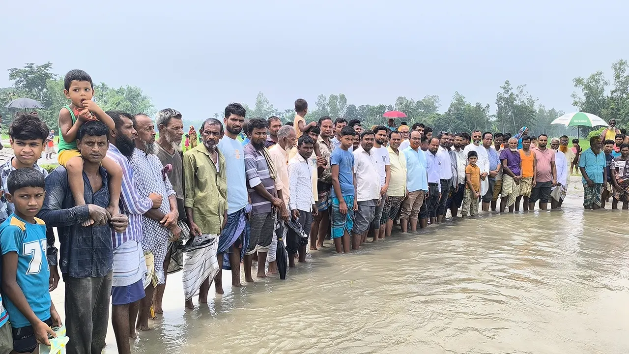 নীলফামারীর ডিমলায় তিস্তা নদীভাঙন রোধে শিগগিরই জিও ব্যাগ ফেলার দাবিতে মানববন্ধন করছেন স্থানীয়রা। ছবি : কালবেলা