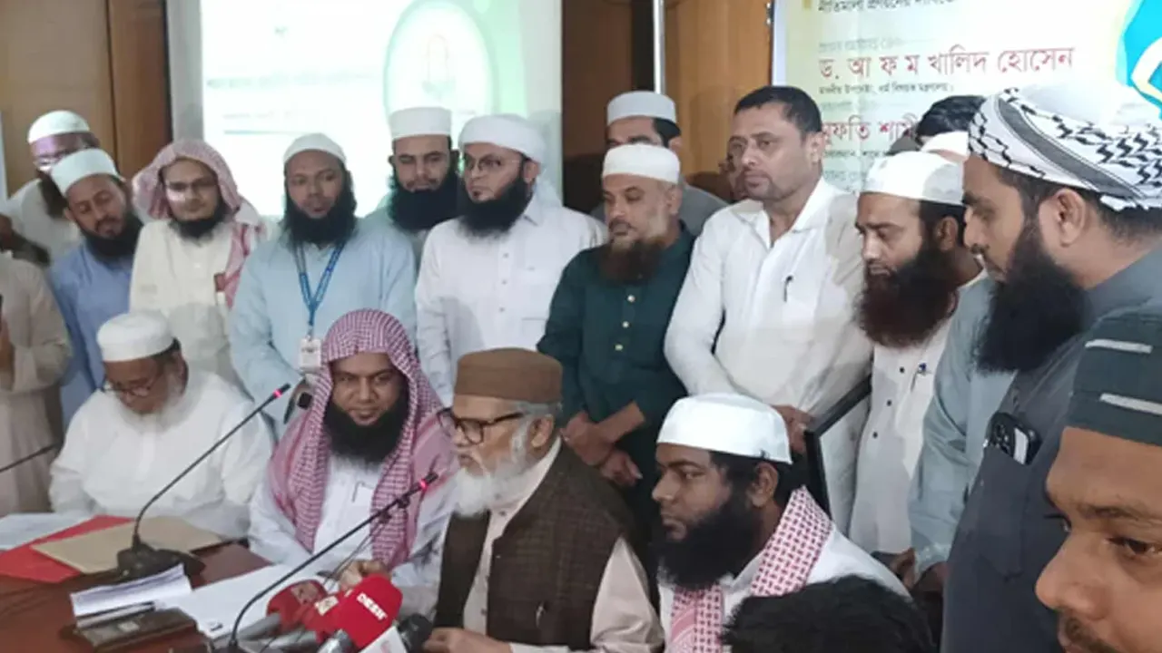 সাংবাদিকদের সঙ্গে কথা বলছেন ধর্মবিষয়ক উপদেষ্টা ড. আ ফ ম খালিদ হোসেন। ছবি : সংগৃহীত
