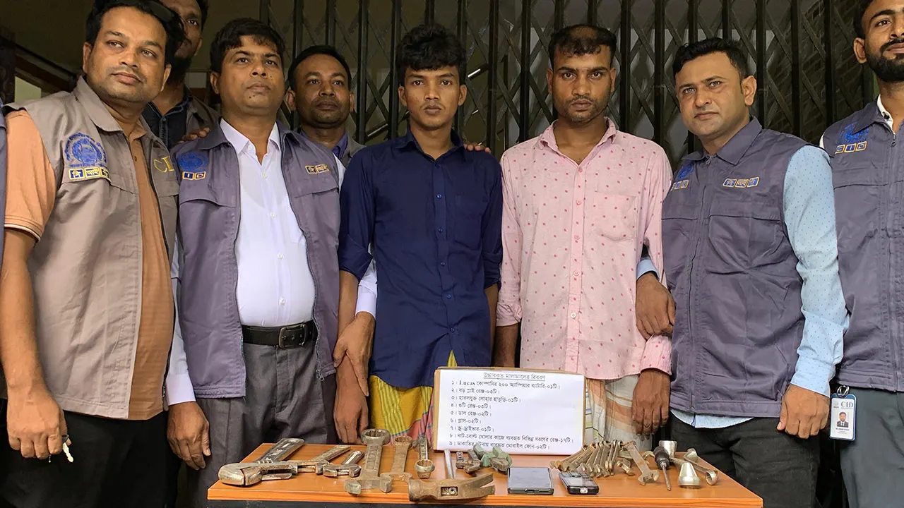 রাজশাহীর মোহনপুরে দেশ কোল্ড স্টোরেজে সংঘবদ্ধ ডাকাতির ঘটনায় দুজনকে গ্রেপ্তার। ছবি : কালবেলা
