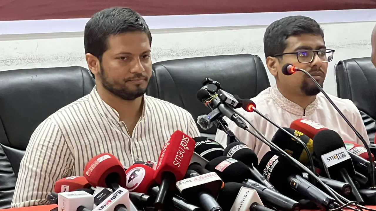 সাংবাদিকদের সঙ্গে কথা বলছেন বাংলাদেশ ইসলামী ছাত্রশিবিরের কেন্দ্রীয় সভাপতি জাহিদুল ইসলাম। ছবি : কালবেলা