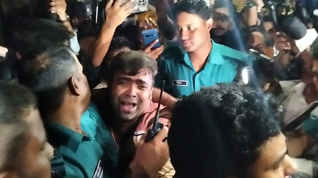 আওয়ামী লীগ কর্মী সন্দেহে এক ব্যক্তিকে পুলিশের হাতে তুলে দেওয়া হয়। ছবি: সংগৃহীত