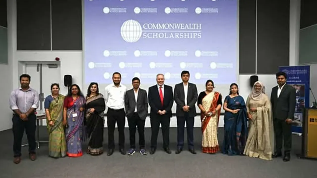 কমনওয়েলথ অ্যালামনাই প্রদর্শনী ও নেটওয়ার্কিং সন্ধ্যা অনুষ্ঠানে অতিথিরা। ছবি : কালবেলা