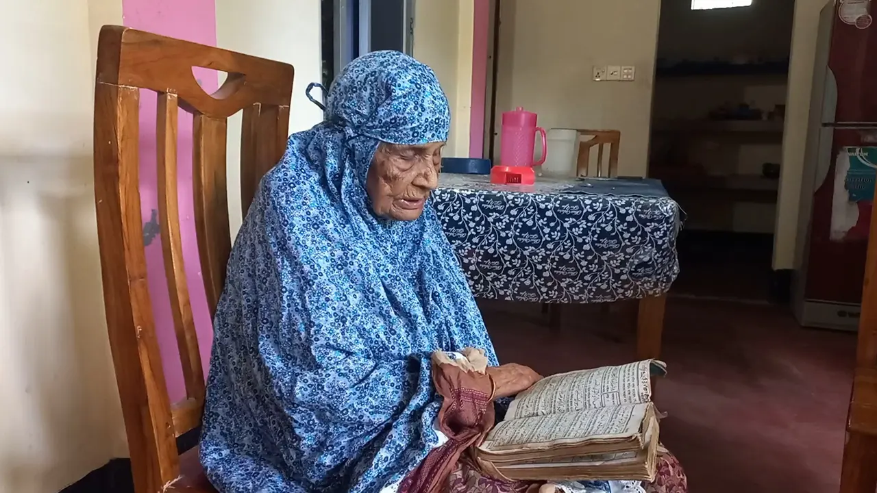 কোরআন পড়ছেন বৃদ্ধা নুর জাহান। ছবি : কালবেলা