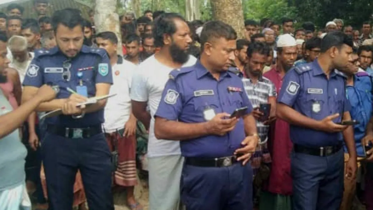 ঘটনাস্থল পরিদর্শন করে পুলিশ। ছবি : কালবেলা