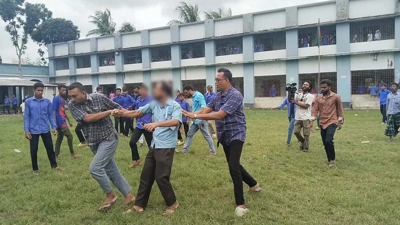 অভিযুক্ত শিক্ষককে বের করে দেয় এলাকাবাসী। ছবি : কালবেলা