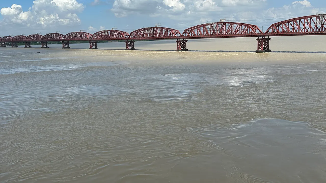 হার্ডিঞ্জ ব্রিজ পয়েন্টে পদ্মার পানি বিপৎসীমার কাছাকাছি। ছবি : কালবেলা