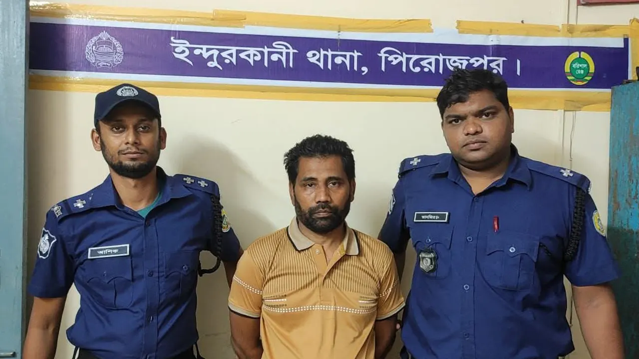 পিরোজপুরে আ.লীগ নেতা মো. এহসান হিরণকে গণপিটুনি দিয়ে পুলিশে সোপর্দ। ছবি : কালবেলা