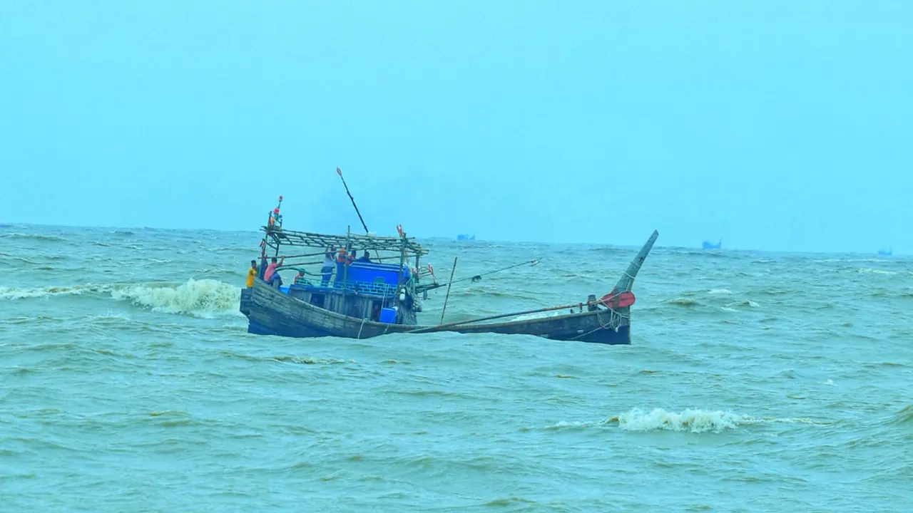 বঙ্গোপসাগরে একটি নামবিহীন মাছ ধরার ট্রলার ডুবে যায়। ছবি : কালবেলা