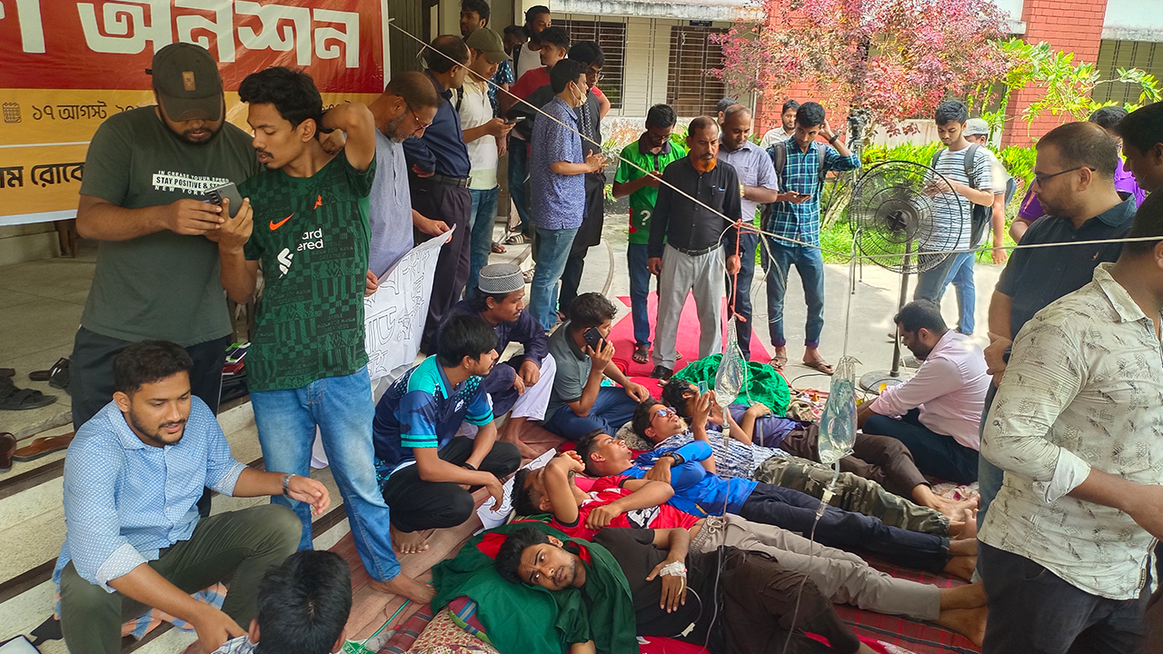অনশনরত শিক্ষার্থীরা। ছবি : কালবেলা