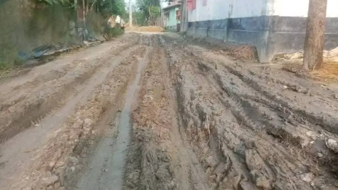 ‘ত্রাণ নয়, রাস্তা চাই’