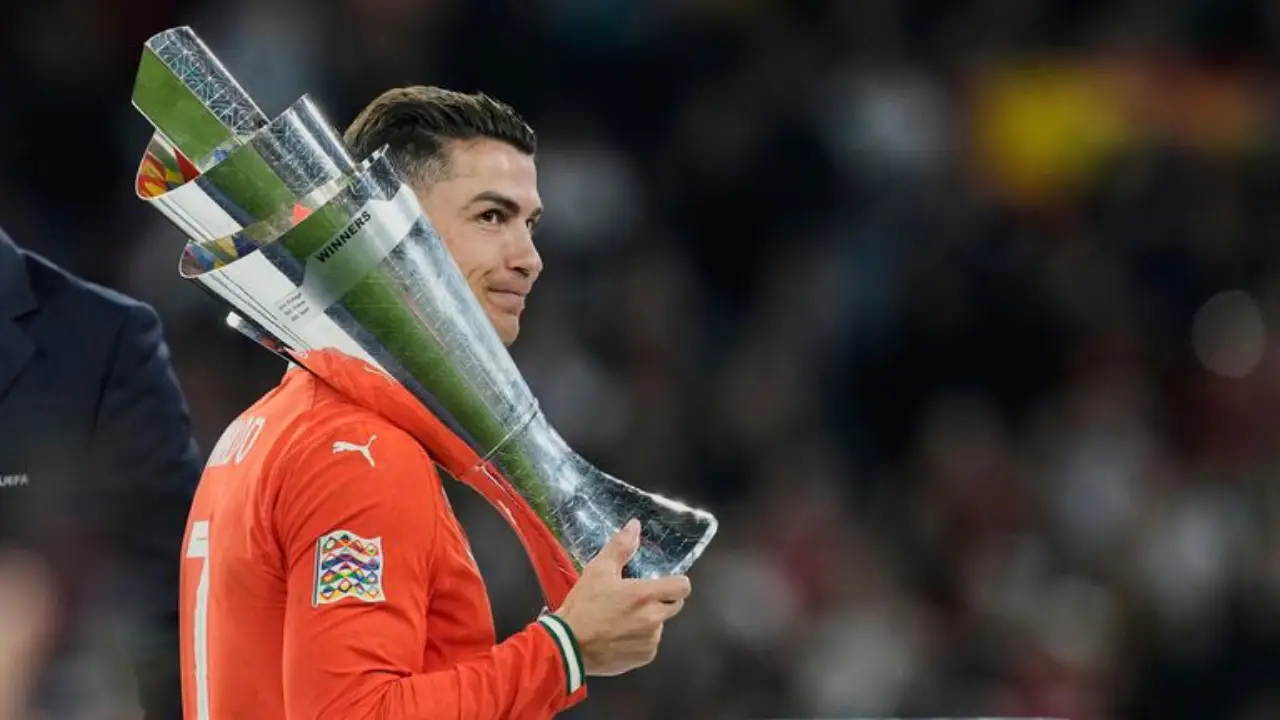 নেশন্স লিগের ট্রফি হাতে রোনালদো
