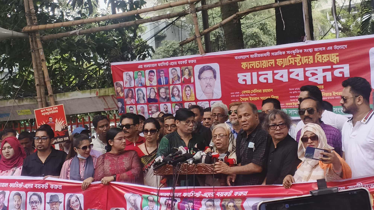 জাতীয় প্রেস ক্লাবের সামনে বক্তব্যকালে সেলিমা রহমান। ছবি : সংগৃহীত