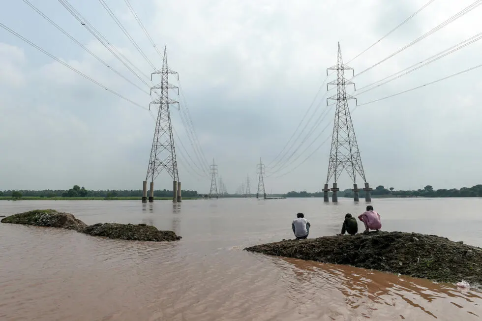 বিস্ফোরণ ঘটিয়ে বাঁধ উড়িয়ে দিল পাকিস্তান