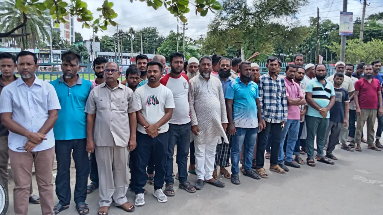 কর্মসূচিতে বেসরকারি অ্যাম্বুলেন্স মালিক-শ্রমিকরা। ছবি : সংগৃহীত