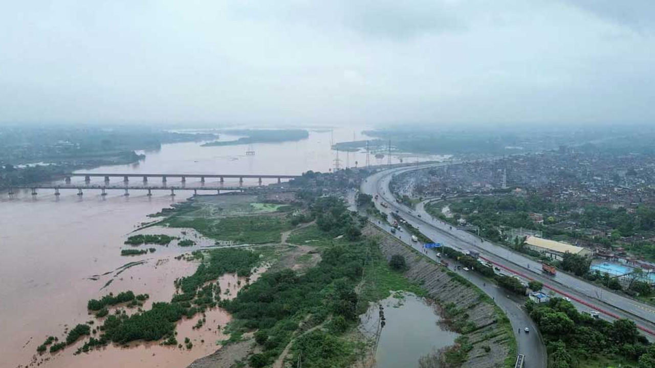 পাঞ্জাবে চার দশকের মধ্যে ভয়াবহ বন্যা, শঙ্কায় পাকিস্তান