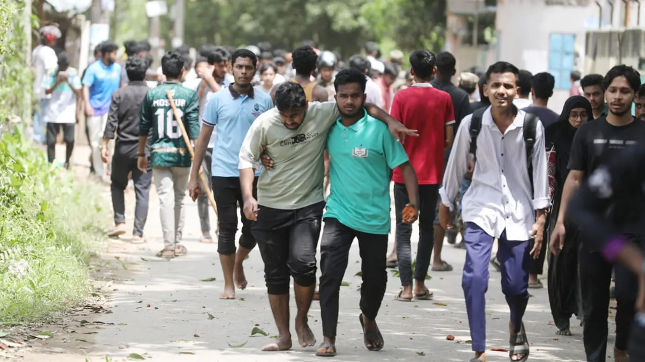 তুচ্ছ ঘটনা নিয়ে চবিতে স্থানীয়দের সঙ্গে শিক্ষার্থীদের দফায় দফায় সংঘর্ষ। ছবি : কালবেলা