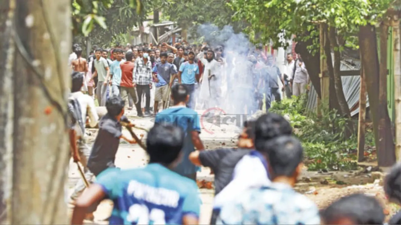চবিতে মুখোমুখি অবস্থানে শিক্ষার্থী ও স্থানীয়রা । ছবি : কালবেলা
