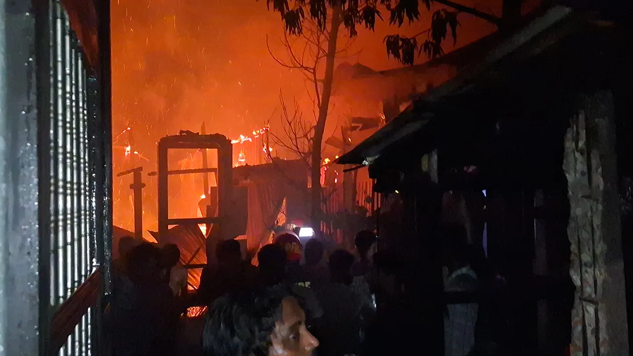 মুন্সীগঞ্জের গ্রামে ভয়াবহ আগুন