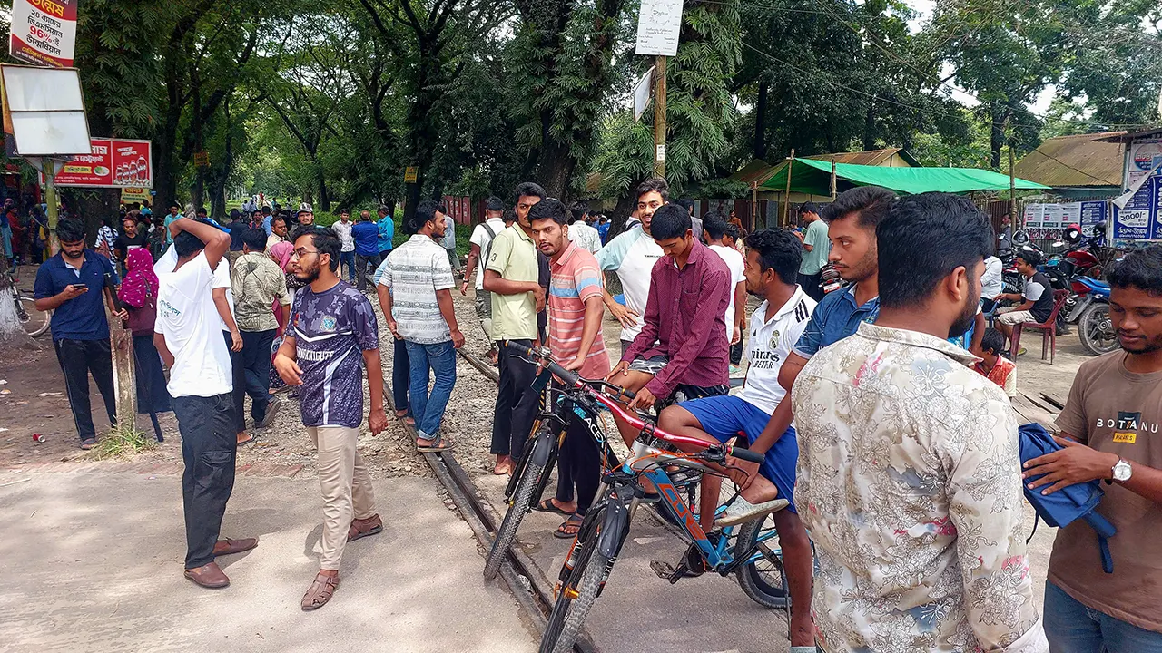 ৬ দাবিতে বাকৃবি শিক্ষার্থীদের রেলপথ অবরোধ