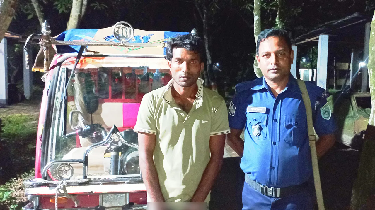 উদ্ধার হওয়া ইজিবাইকসহ গ্রেপ্তার শফিউল ইসলাম। ছবি : কালবেলা