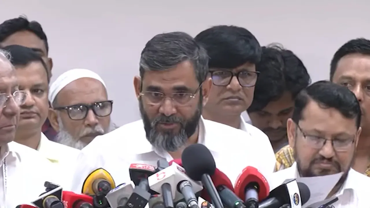 সাংবাদিকদের সঙ্গে কথা বলছেন আবুল ফজল মো. সানাউল্লাহ। ছবি : সংগৃহীত