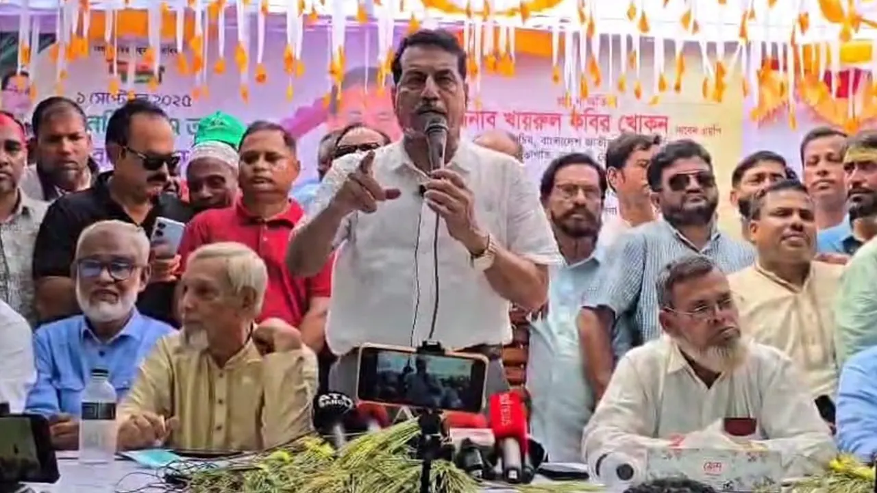 নরসিংদীর করিমপুরে বিএনপির সমাবেশে বক্তব্য দেন খায়রুল কবির খোকন। ছবি : কালবেলা