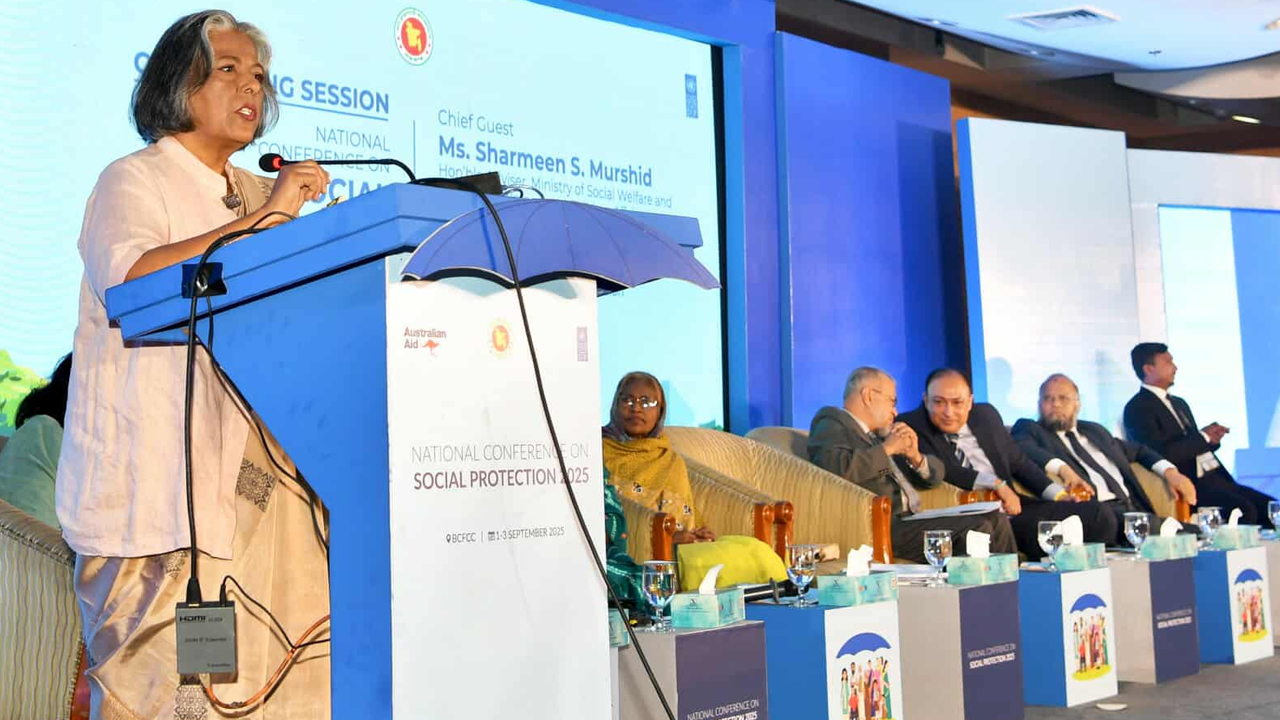 ন্যাশনাল কনফারেন্স অন সোশ্যাল প্রটেকশনের সমাপনী অনুষ্ঠানে উপদেষ্টা শারমীন এস মুরশিদ। ছবি : সংগৃহীত