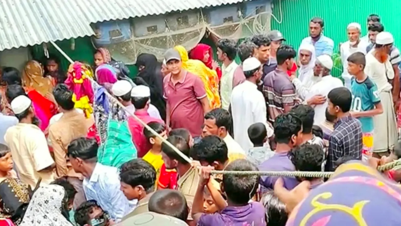 জেলের মৃত্যুর খবরে এলাবাসীর ভীড়। ছবি : কালবেলা