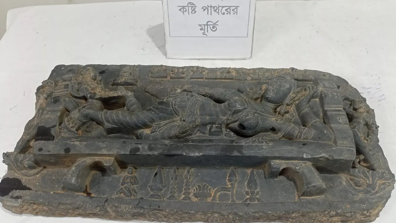 গাইবান্ধার গোবিন্দগঞ্জে একটি বাড়ির গোয়ালঘরে লুকিয়ে রাখা কষ্টিপাথরের মূর্তি উদ্ধার। ছবি : কালবেলা