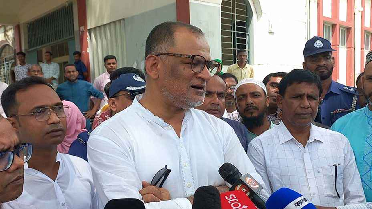 জয়পুরহাটে সাংবাদিকদের সঙ্গে আলাপকালে বাণিজ্য উপদেষ্টা। ছবি : সংগৃহীত