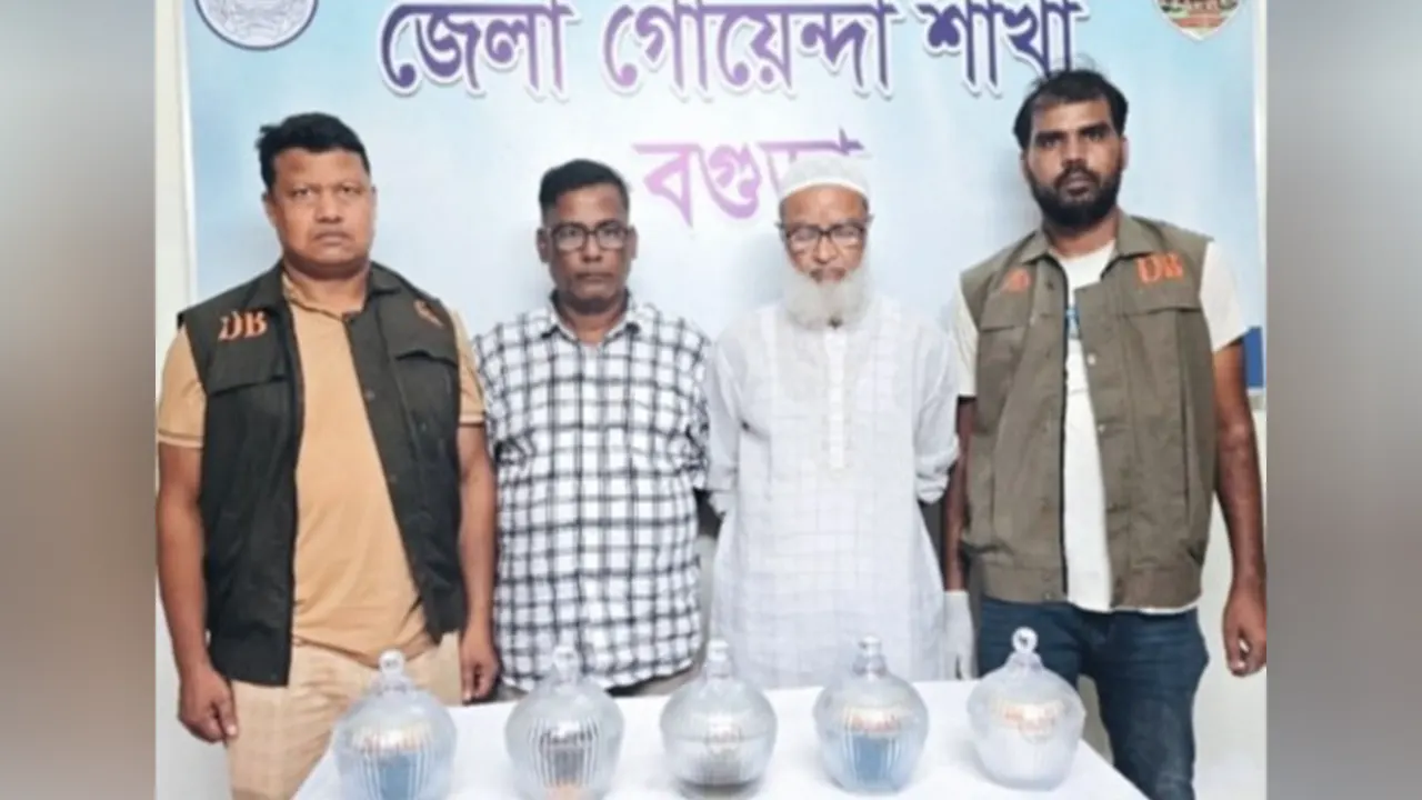 বগুড়ায় সাপের বিষসহ দুজন গ্রেপ্তার। ছবি : কালবেলা
