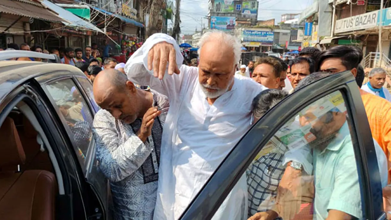 মঞ্চে অসুস্থ হয়ে পড়ায় কাদের সিদ্দিকীকে গাড়িতে তোলা হচ্ছে। ছবি : সংগৃহীত