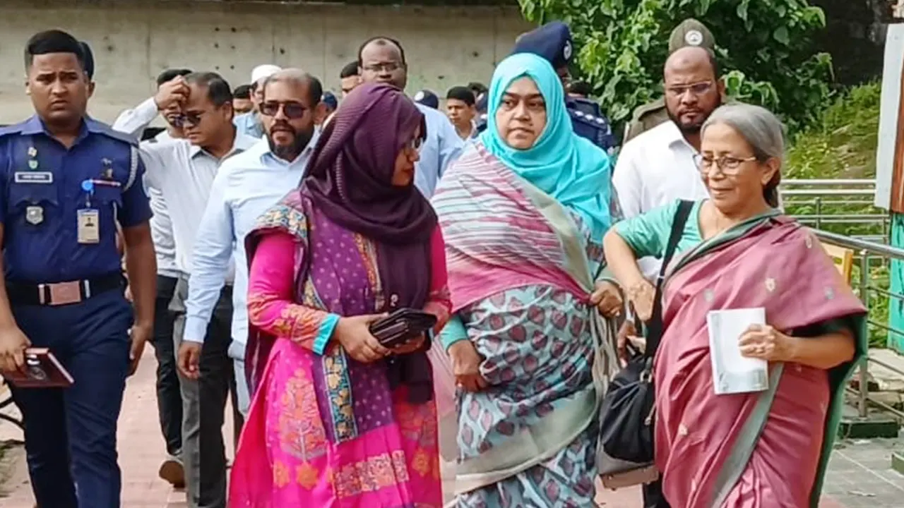 সুনামগঞ্জের তাহিরপুরে টাঙ্গুয়ার হাওর পরিদর্শন করেন উপদেষ্টা ফরিদা আখতার। ছবি : কালবেলা