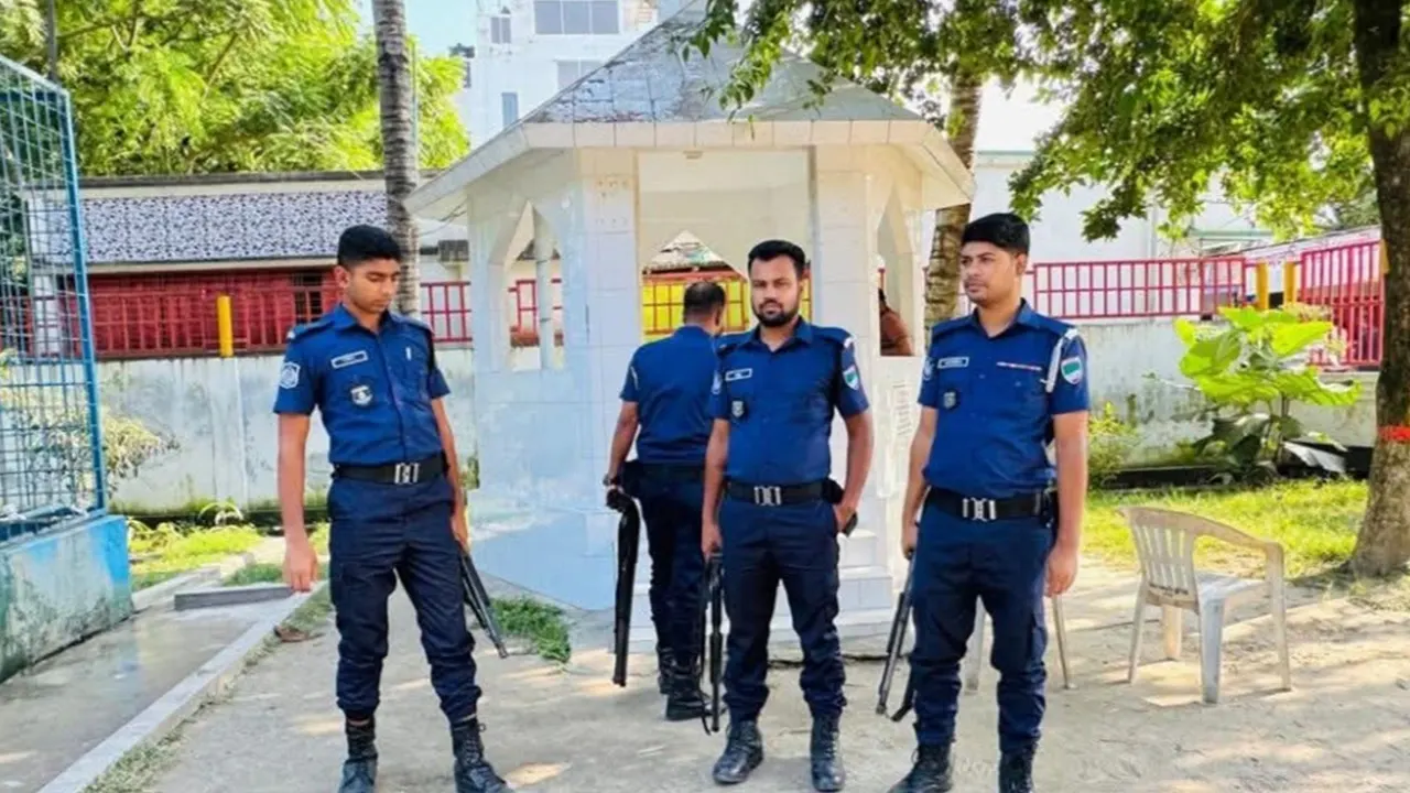 লালন আখড়াবাড়িতে প্রবেশের প্রধান গেটে পুলিশ মোতায়েন করা হয়। ছবি : কালবেলা