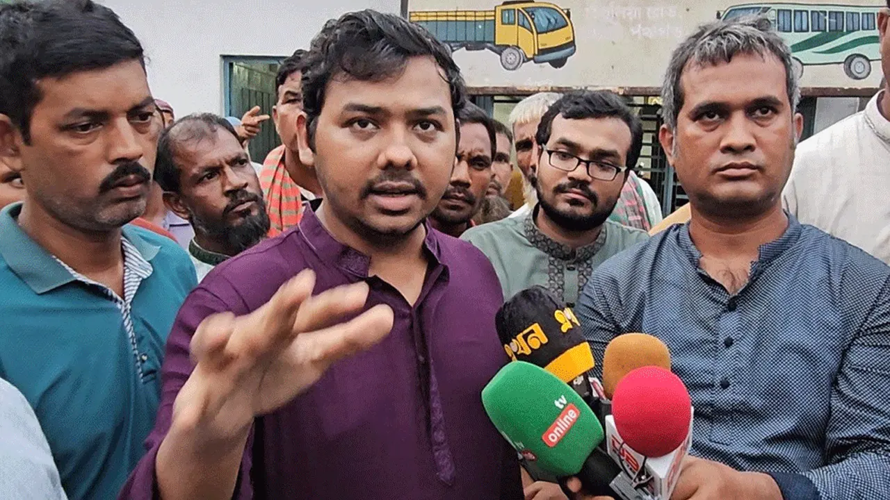 মতবিনিময় সভা শেষে সাংবাদিকদের সঙ্গে কথা বলছেন এনসিপির যুগ্ম আহ্বায়ক সারোয়ার তুষার। ছবি : সংগৃহীত