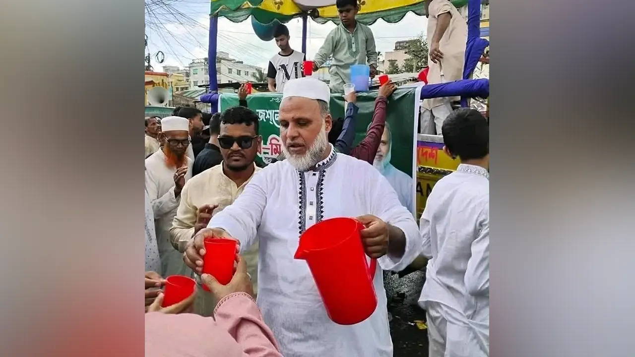 চট্টগ্রামের ৫৪তম জশনে জুলুসে আসা মানুষের মধ্যে পানি পান করাতে দেখা গেছে জামায়াত নেতা ডা. মো. আবু নাছেরকে। ছবি : কালবেলা