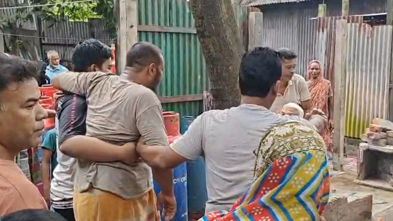 ঢাকার কেরানীগঞ্জে দুই বছরের শিশু খুনের ঘটনায় স্বজনদের আহজারি। ছবি : কালবেলা