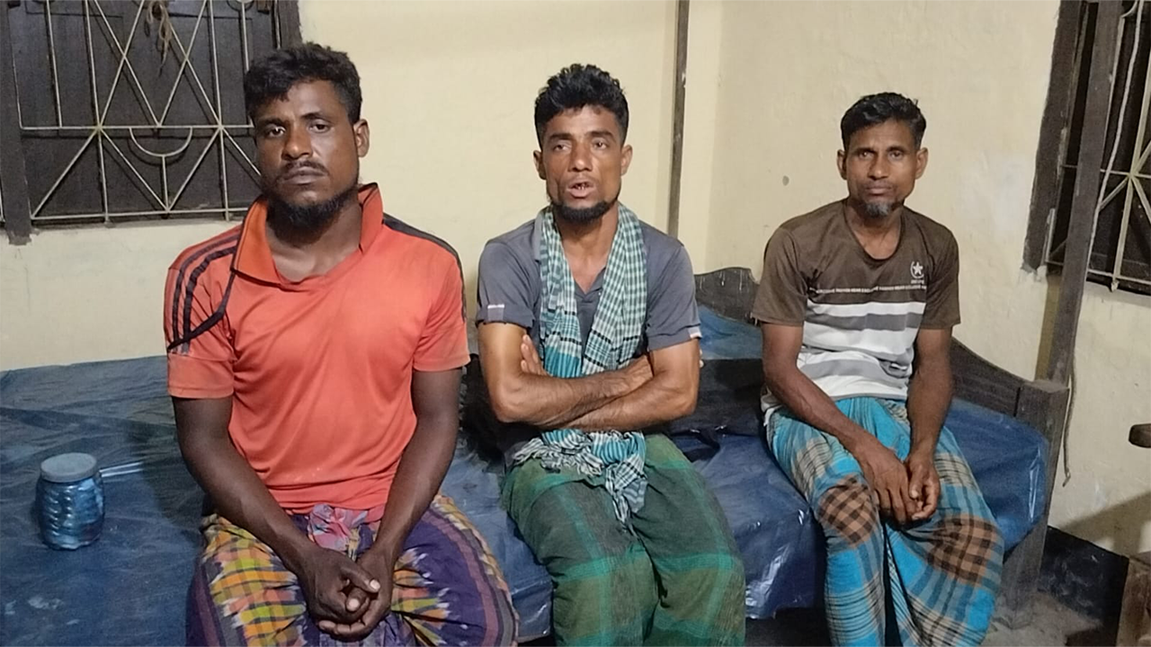 আটক তিনজন। ছবি : কালবেলা