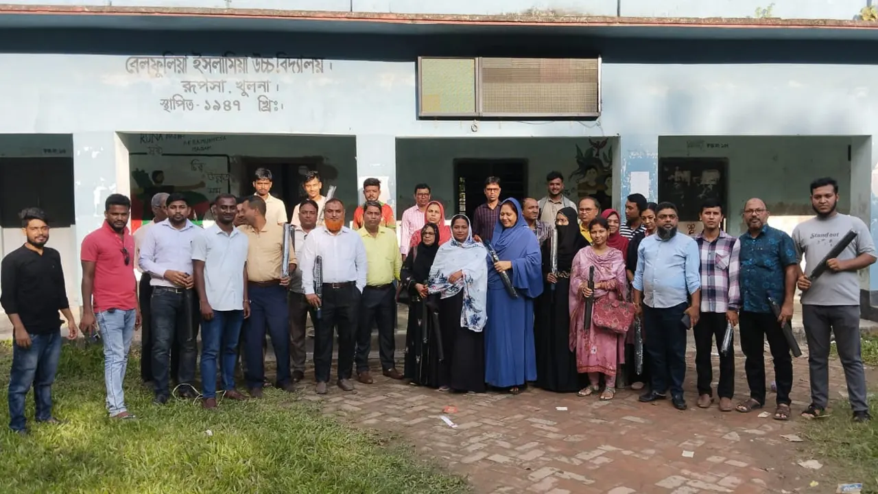 বিদ্যালয়ের শিক্ষক-শিক্ষিকাদের মাঝে ছাতা বিতরণ। ছবি : কালবেলা