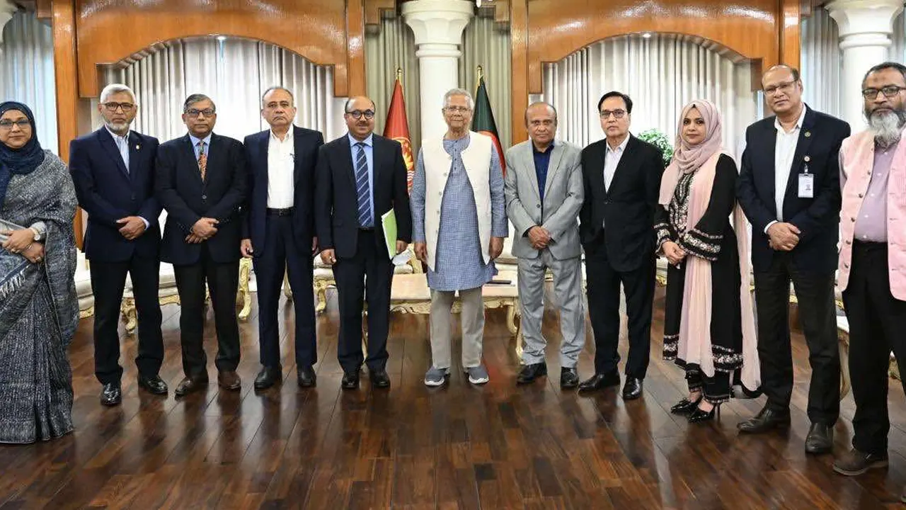 পিএসসি কর্মকর্তাদের সঙ্গে প্রধান উপদেষ্টা। ছবি : সংগৃহীত