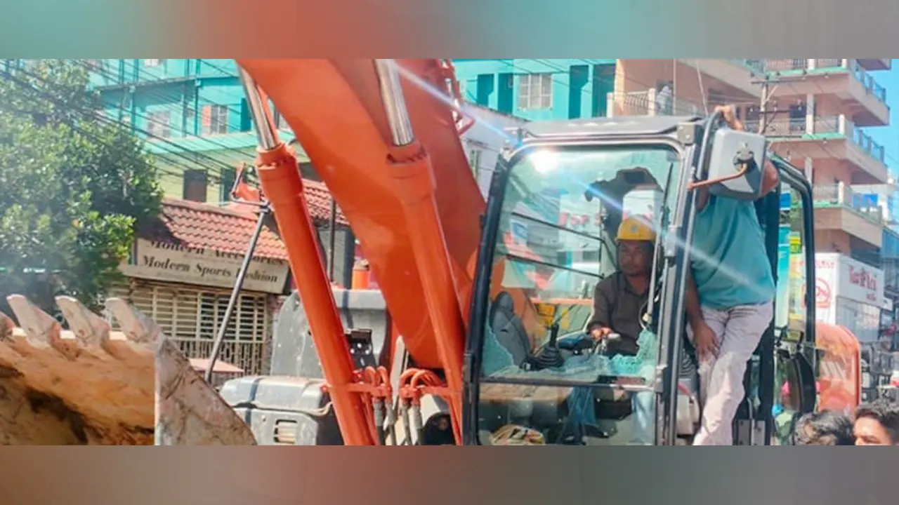 বাঁকখালী নদীতে অবৈধ স্থাপনা উচ্ছেদে বাধা দেয় স্থানীয়রা। ছবি : কালবেলা