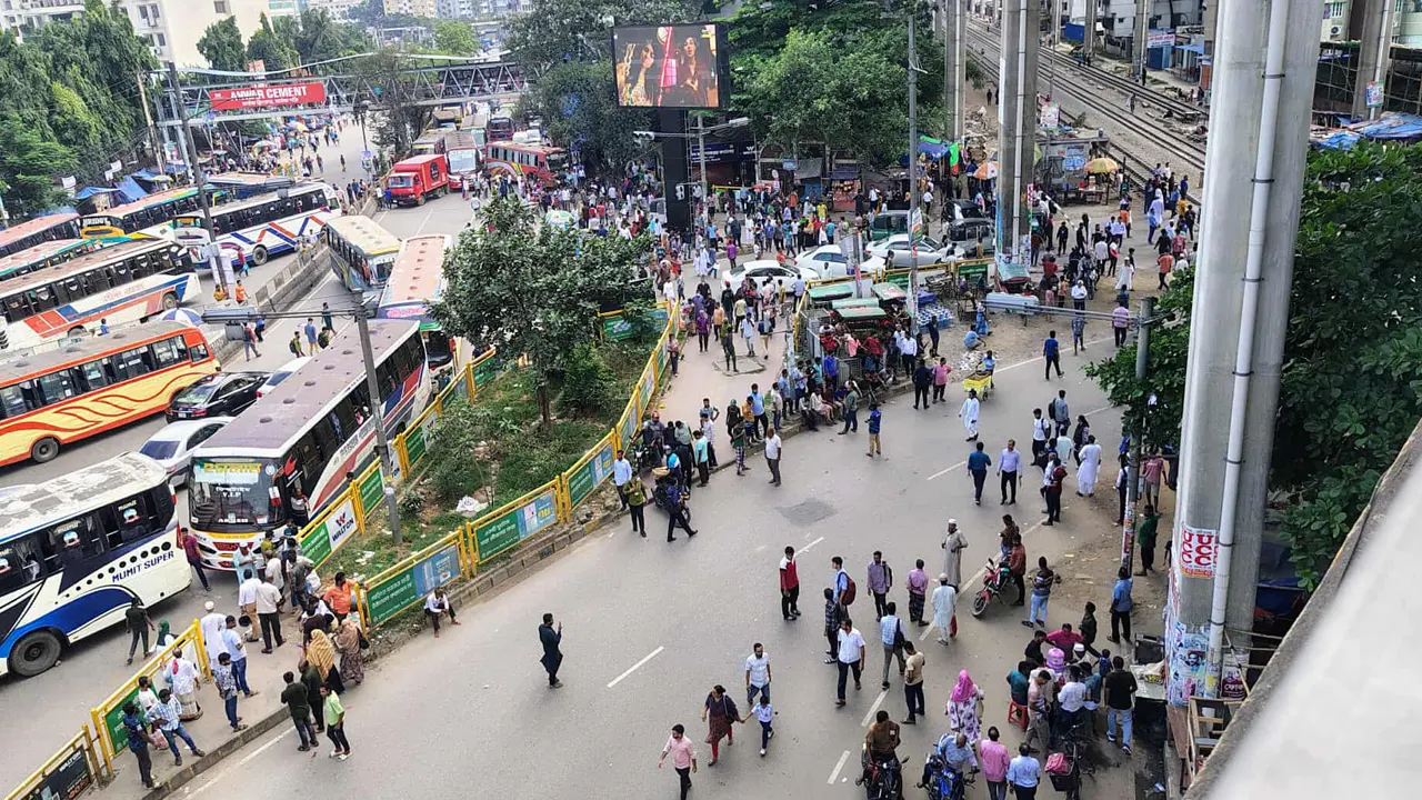 মহাখালীতে সড়ক অবরোধ। ছবি : কালবেলা