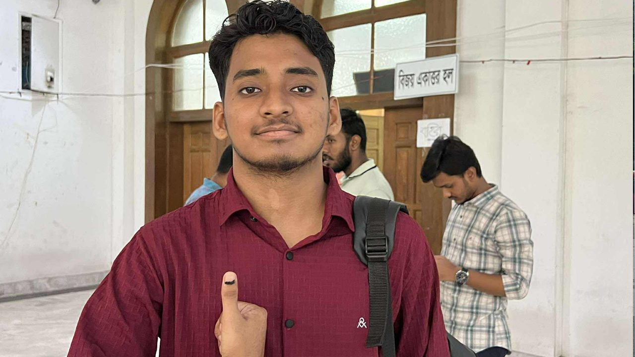 ভোট প্রয়োগের পর এক ভোটার। ছবি : কালবেলা