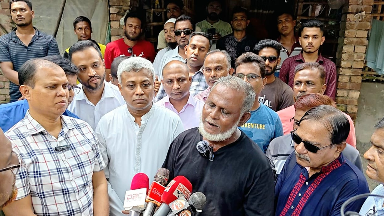 গোলাম মোস্তফা শেখের পরিবারের সঙ্গে সাক্ষাৎকালে বিএনপির নেতাকর্মীরা। ছবি : সংগৃহীত